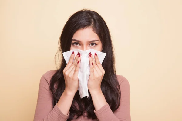 Joven mujer asiática enfermó y gripe . — Foto de Stock