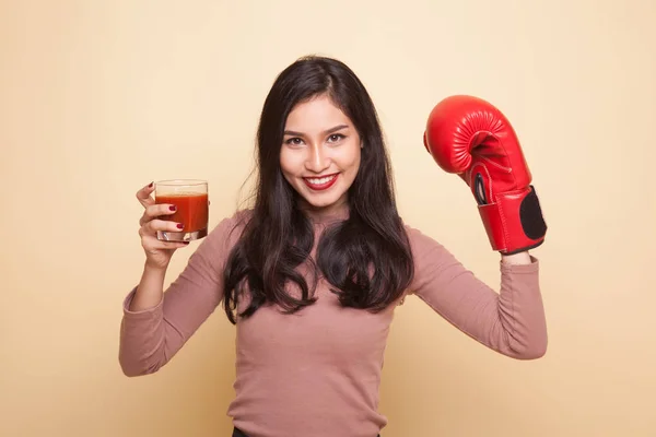 Saludable mujer asiática con mancuerna y jugo de tomate . —  Fotos de Stock