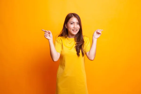 Junge asiatische Frau zeigt nach links und rechts. — Stockfoto