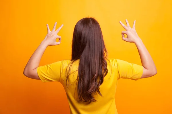 Vista posterior de la mujer asiática muestran doble signo de mano OK . —  Fotos de Stock