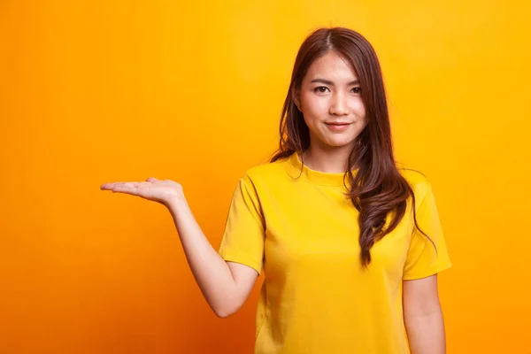 Schöne junge asiatische Frau zeigen Palme Hand. — Stockfoto