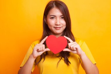 Kırmızı kalpli Asyalı kadın.