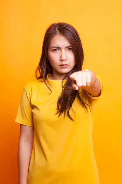 Jovem mulher asiática com raiva e apontar para a câmera . — Fotografia de Stock