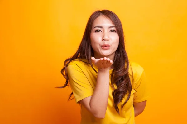 Beautiful young Asian woman blow a kiss. — Stock Photo, Image