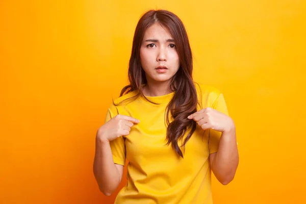 Ung asiatisk kvinna pekar på sig själv fråga varför mig. — Stockfoto