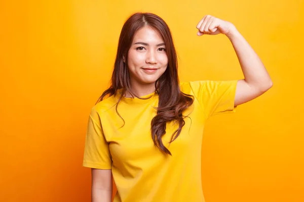 Vacker ung asiatisk kvinna flex bicep. — Stockfoto