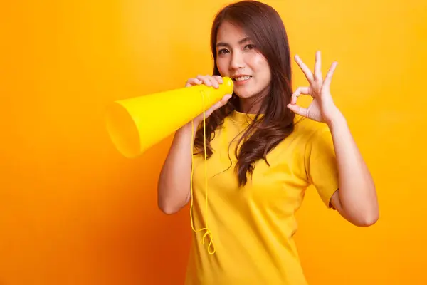 Schöne junge asiatische Frau zeigen ok verkünden mit Megafon. — Stockfoto