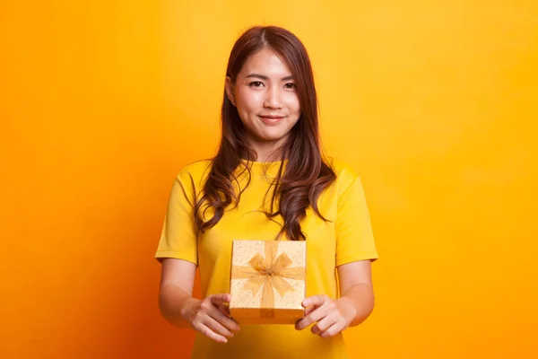 Ung asiatisk kvinna med en presentask. — Stockfoto