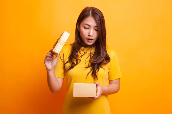 Junge asiatische Frau öffnen ein Geschenk-Box. — Stockfoto