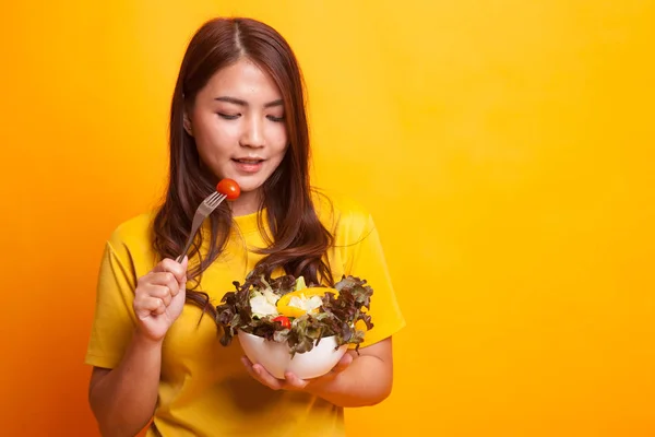 Mulher asiática saudável com salada em vestido amarelo — Fotografia de Stock