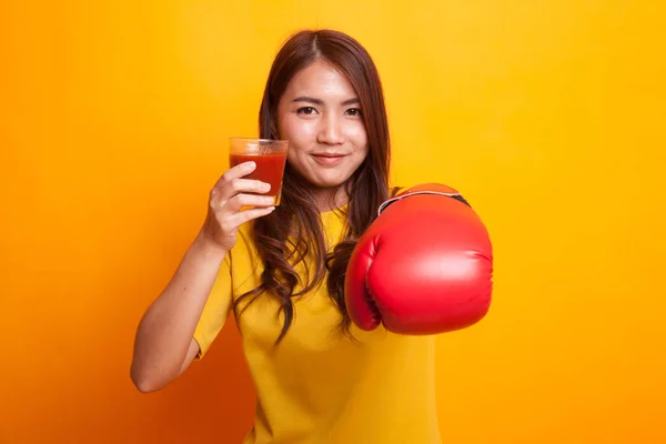 Joven mujer asiática con jugo de tomate y guante de boxeo en amarillo d —  Fotos de Stock