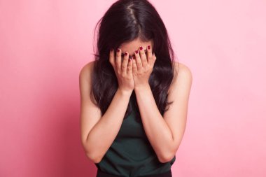 Üzgün genç Asyalı kadın avuç içi ağlar.