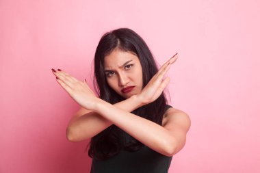 Güzel genç Asyalı kadın hayır diyor..