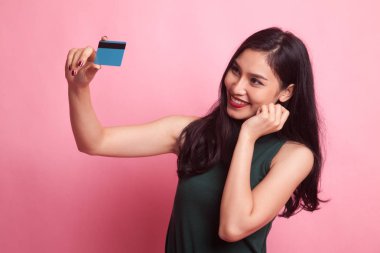 Boş bir kart ile mutlu genç Asyalı kadın.