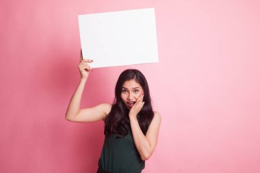 Genç Asyalı kadın sürpriz beyaz boş işareti ile.