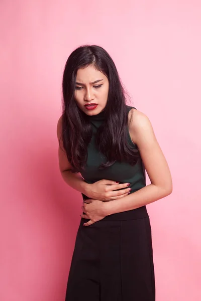 Fiatal ázsiai nő van stomachache. — Stock Fotó