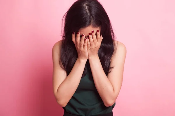 Smutna młoda Azjatka płacze dłonią w twarz. — Zdjęcie stockowe