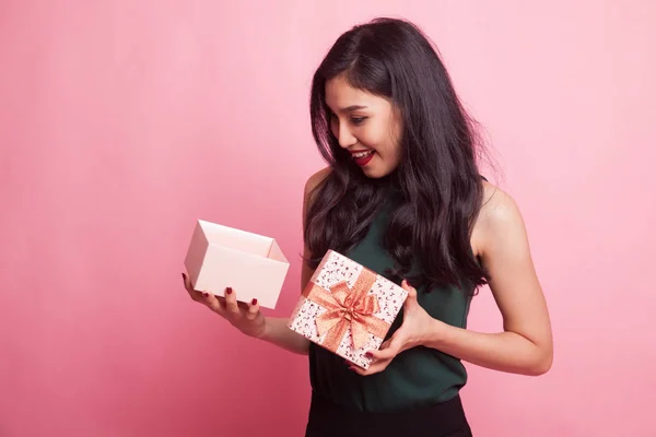 Молодая азиатка открыла подарочную коробку . — стоковое фото