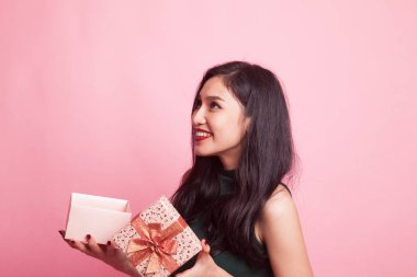 Genç Asyalı kadın açık bir hediye kutusu.