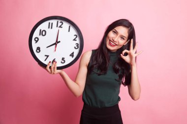 Genç Asyalı kadın ile bir saat Tamam göster.