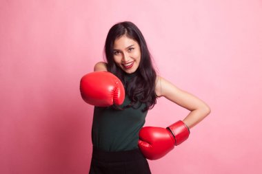 Genç Asyalı kadın kırmızı boks eldivenli.