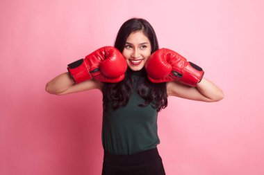 Genç Asyalı kadın kırmızı boks eldivenli.
