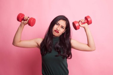 Asyalı kadın dumbbells ile yorgun.
