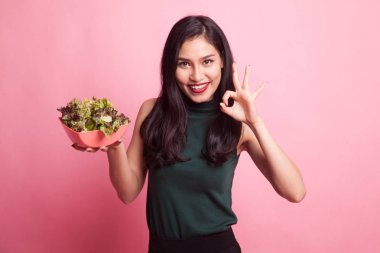 Sağlıklı Asyalı kadın şov Tamam salata ile.