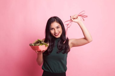 Ölçme bant ve salata ile sağlıklı Asyalı kadın.