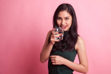 Genç Asyalı kadın ile içme suyu bir bardak.