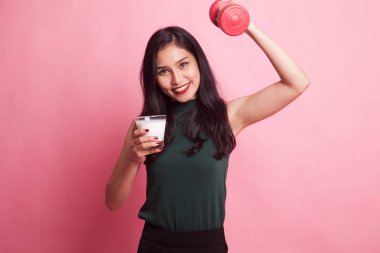 Bir bardak süt ve halter içme sağlıklı Asyalı kadın.