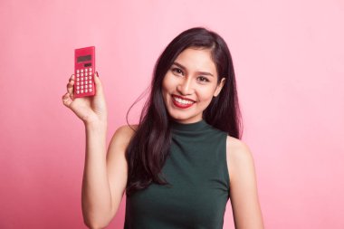 Asyalı kadın gülümseme ile hesap makinesi.