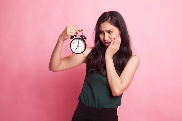 Jeune femme asiatique est stressé avec une horloge . — Photo