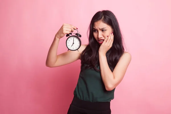 Young Asian woman is stressed with a clock. — Stock Photo, Image