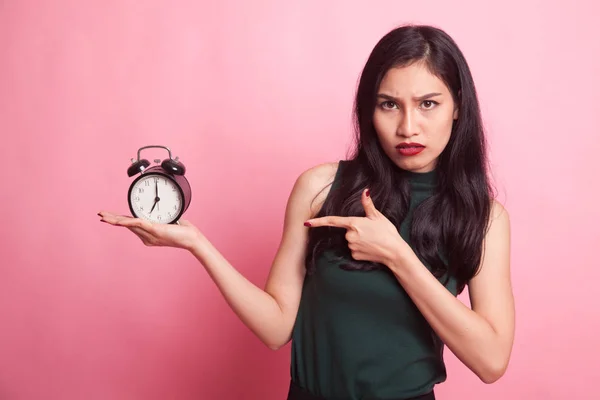 Colère jeune asiatique femme pointent vers une horloge . — Photo