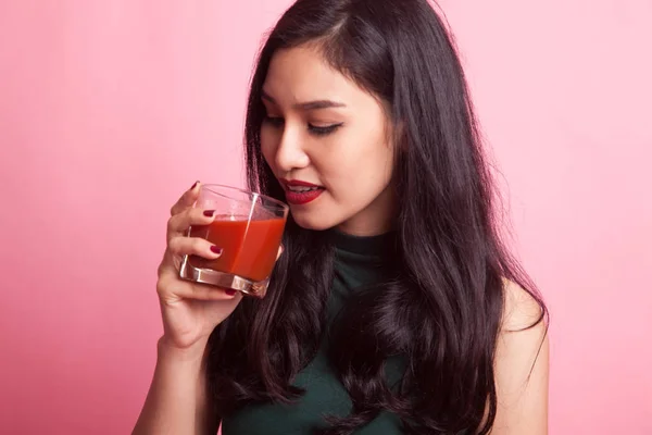 Joven mujer asiática beber jugo de tomate . —  Fotos de Stock