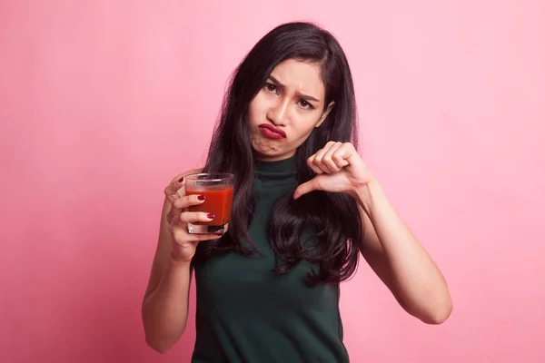 Azjatycki dama kciuk w dół nienawiści soku pomidorowego. — Zdjęcie stockowe