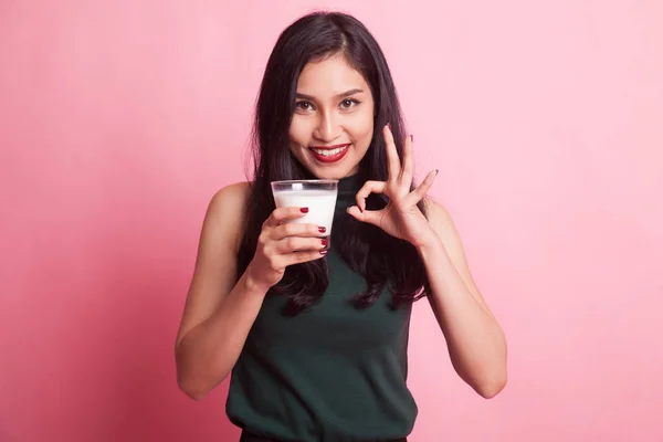 Saludable mujer asiática bebiendo un vaso de leche mostrar OK signo . —  Fotos de Stock