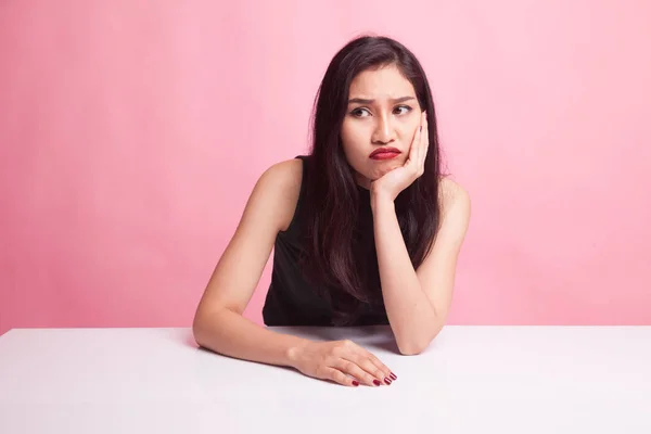 Asiático chica es llegar aburrido . —  Fotos de Stock