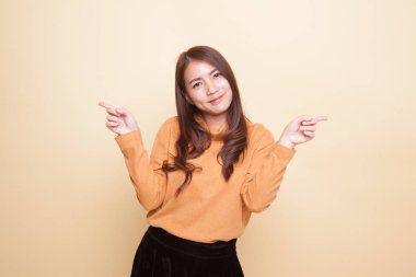 Genç Asyalı kadın noktasına sol ve sağ.