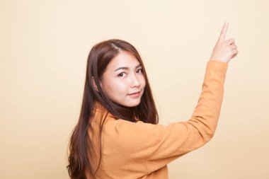 Asyalı kadın onun parmak ile ekranın dokunmadan.