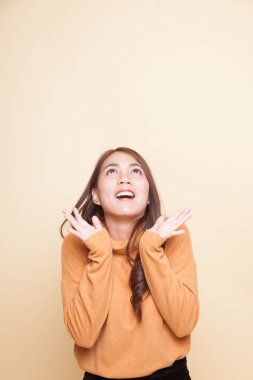 Heyecanlı genç Asyalı kadın aramak.