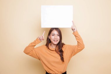 Boş işaret noktasına genç Asyalı kadın.