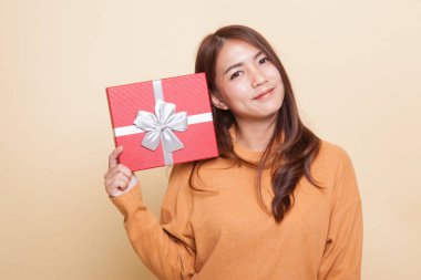 Genç Asyalı kadın ile bir hediye kutusu.