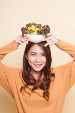 Salata sağlıklı Asyalı kadın.