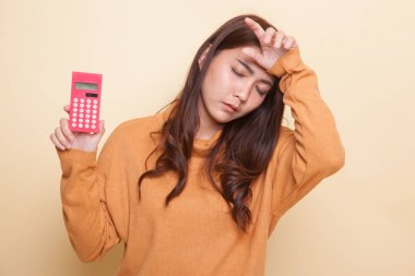 Asyalı kadın hesap makinesi ile ağrıyor.