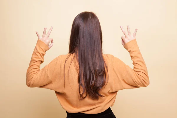 Vista posterior de la mujer asiática muestran doble signo de mano OK . —  Fotos de Stock