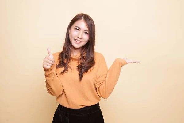 Güzel genç Asyalı kadın göstermek palm el ve başparmak yukarıya. — Stok fotoğraf