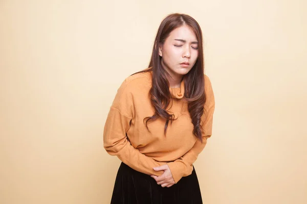 若いアジア女性が腹痛を得た. — ストック写真