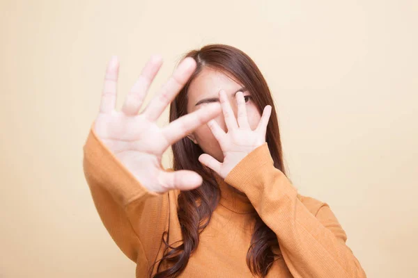 Giovane donna asiatica nascondere il suo volto . — Foto Stock